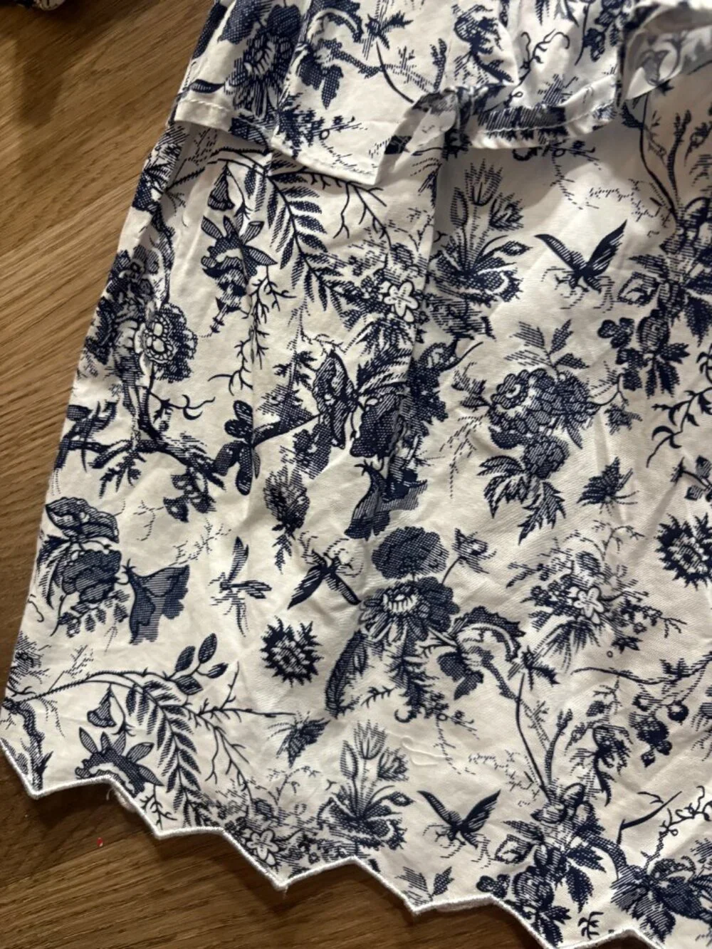Tuckernuck Nadia Blouse size M medium floral ruffle top navy blue white Hyacinth